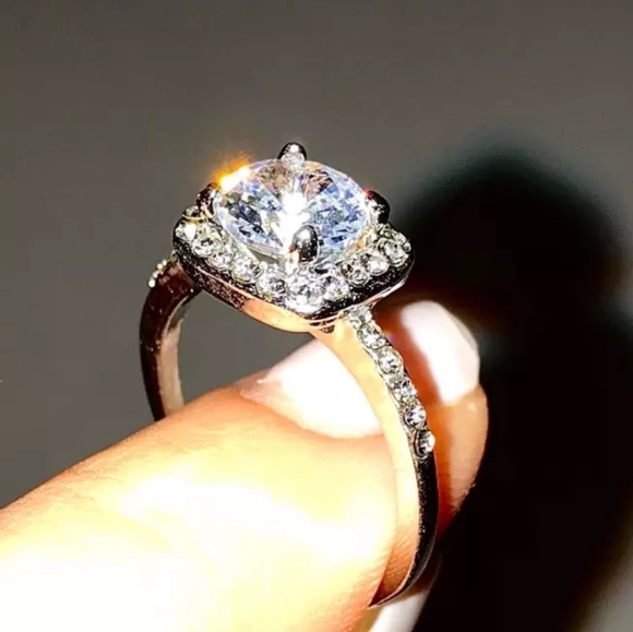 Jewelry - Beautiful white Crystal Zircon engagement ring!
